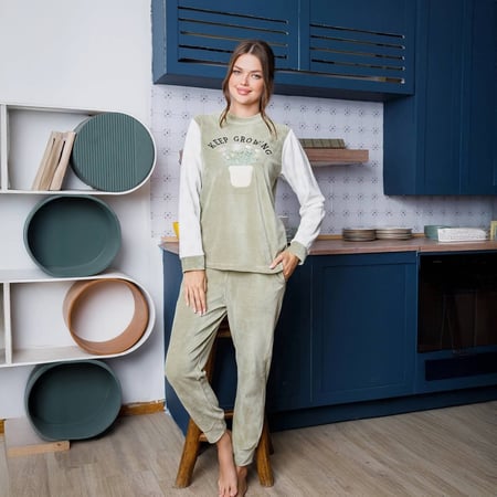 بيجامة قطيفة حريمي مطرزة ازهار والكم سكري مطبوع ورود