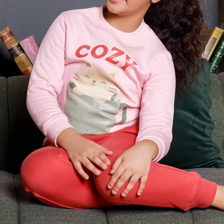 بيجامة بناتي ميلتون طباعة DTF هرة في كوب و كلمة COZY VIBES