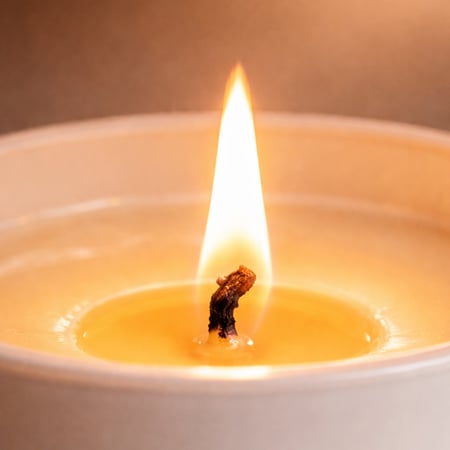 شمعة معطرة برائحة زهرة الشتاء