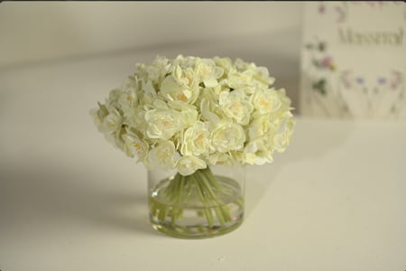فازة ورد نرجس ابيض ملمس طبيعي