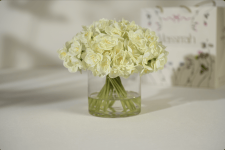 فازة ورد نرجس ابيض ملمس طبيعي