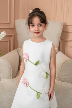 فستان سهرات بناتي ابيض مزين بوردتين s01130