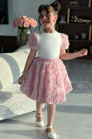 بلوزة بناتي - بلوزة بناتي بيضاء بأكمام تول موردة باللون الوردي