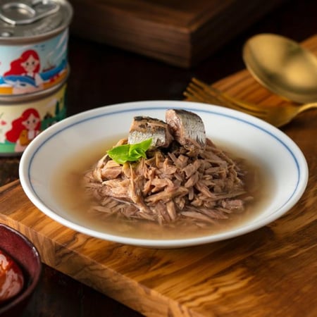 معلبات التونة مع السردين في المرق للقطط 80 غ ناتشورال كيتي طعام رطب