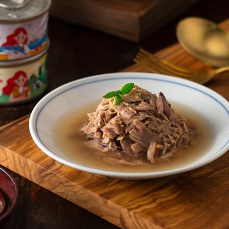 معلبات التونة الطبيعية في المرق للقطط 80 غ ناتشورال كيتي طعام رطب