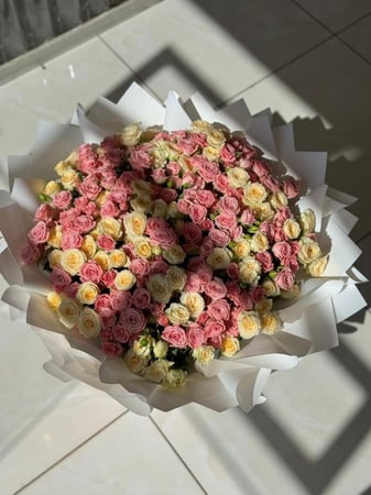 باقة ورد تدرجات الوردي  بتغليف انيق حجم كبير