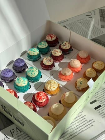 كب كيك مكس من كيك منش اضافة ورد طبيعي