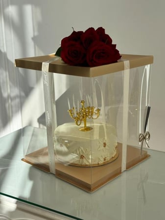 كيكة مميزة مع ورد جوري وشرار نجوم الليل