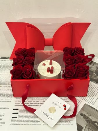 ورد جوري احمر مع كيك حسب الطلب