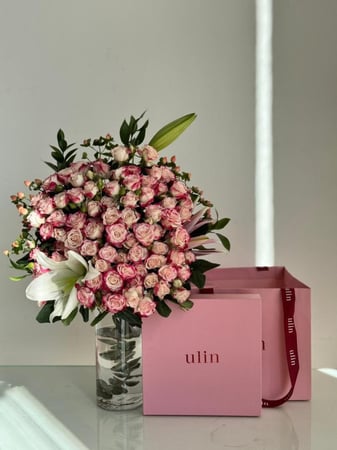 فازة مميزة بالورد الطبيعي اضافة شكلاته بحشوات مختلفه