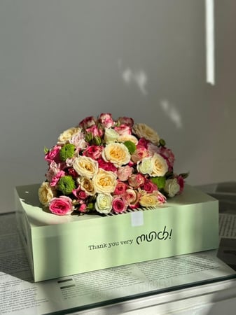 كب كيك مكس من كيك منش اضافة ورد طبيعي