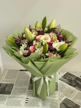 باقة ورد تدرجات الوردي  والابيض بتغليف انيق حجم كبير