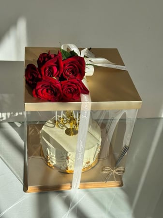 كيكة مميزة مع ورد جوري وشرار نجوم الليل