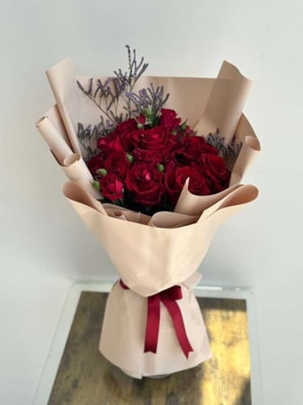 باقة ورد طبيعي احمر بتغليف انيق