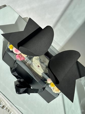 ورد هولندي وبيبي روز مع كيك حسب الطلب