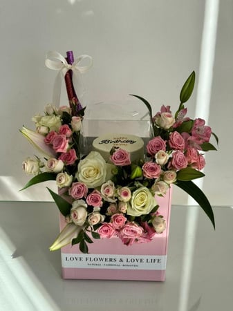 ورد بيبي روز وجوري مع كيك وعبارة وشموع شرار