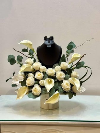 تنسيق ورد صناعي مع اضافة قاعده ذهب