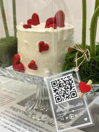 ورد جربيرا مع كيك وعبارة وبالون قلب