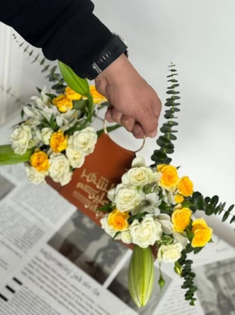 مسكة جلد مع تنسيق ورد طبيعي