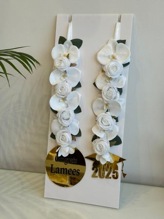 عقد ورد تنسيق ورد صناعي بااضافه الولول وقطعتين اكريلك اسم واضافة السنه