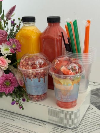 تنسيق ورد انيق مع اضافة فواكة وعصير