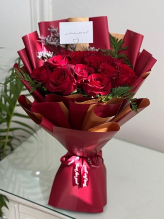 باقة ورد طبيعي احمر بتغليف انيق