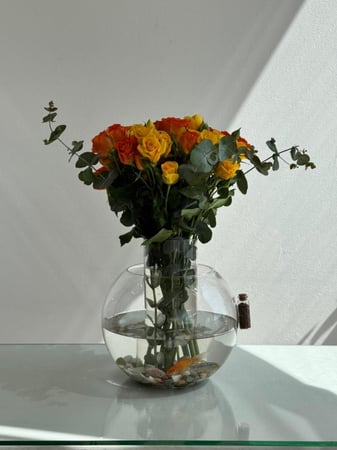 فازتين مع اضافة ورد طبيعي مع 3 سمكات لمسة هدوء بكل ركن مع فازة رخام خاصه