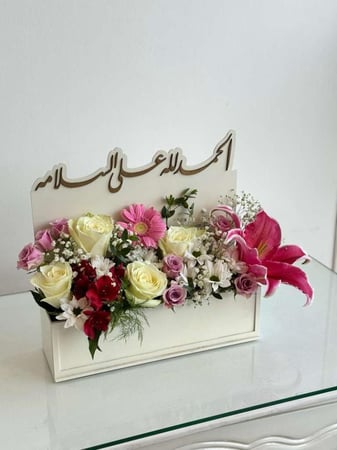 تنسيق ورد انيق مع قاعدة خشبيه بعباره