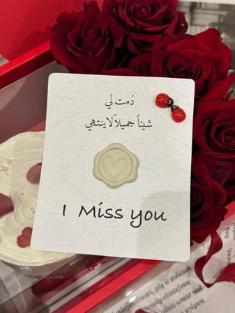 ورد جوري احمر مع كيك حسب الطلب