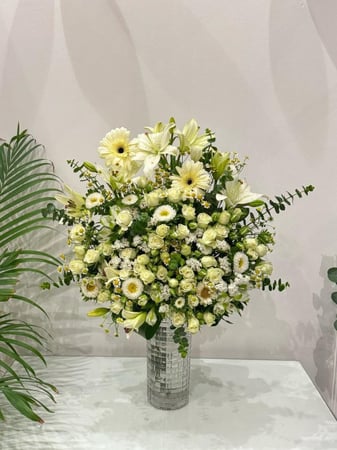 تنسيق فازة ورد طبيعي باللون الابيض المميز مع اضافه ورد هولندي