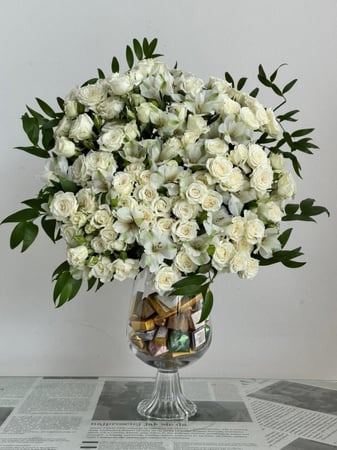 فازة بتنسيق فاخر لون ابيض اضافة نصف كيلو شكلاته رولز المميزة نصف كيلو