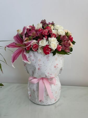 بوكيه ورد مميز بقاعده مغلفة الوان الورديات المميزة