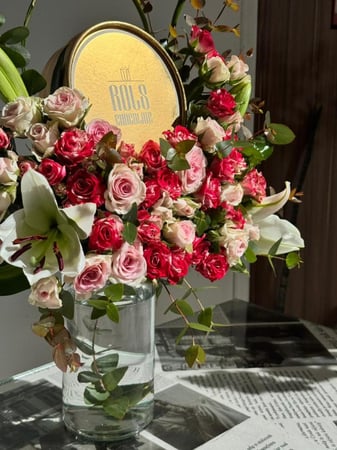 تنسيق ورد بيبي روز وكازبلانكا مع شوكولاتة رولز