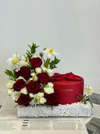 تنسيق ورد انيق مع قاعدة اكريلك مع شكلاته هنفريان