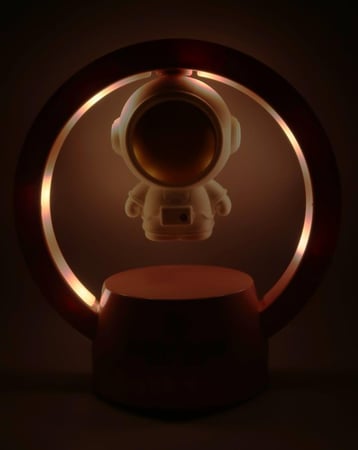 مصباح مكتبي مغناطيسي على شكل رائد فضاء إبداعي قابلة للشحن , ثلاث مستويات سطوع