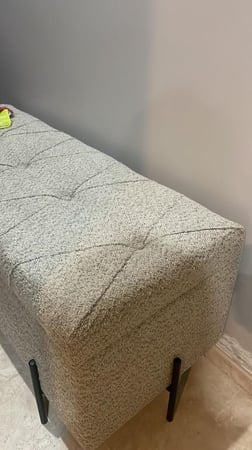 أريكة بوكلية بصندوق بني