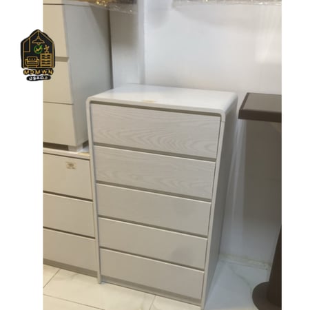 خزانة عملية مع تصميم بسيط متعدد المقاسات