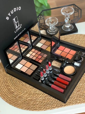 بوكس مكياج لورا 19 قطعة
