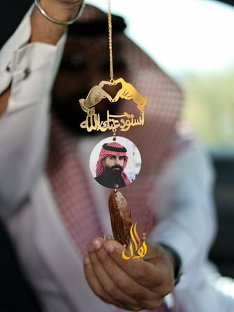 تعليقة سيارة بصوره مع يدين ترند وكسرة العود - متجر تولان