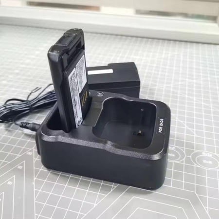 شاحن مع قاعدة جهاز تترا الجيشي ثلاثي قاعدة بطارية مكتبي سطح المكتب ل EADS AIRBUS THR9 THR9i