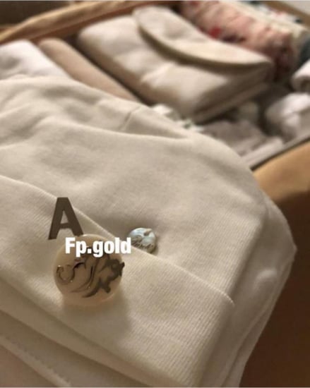 بروش صدف مع الحرف مطلي فضه