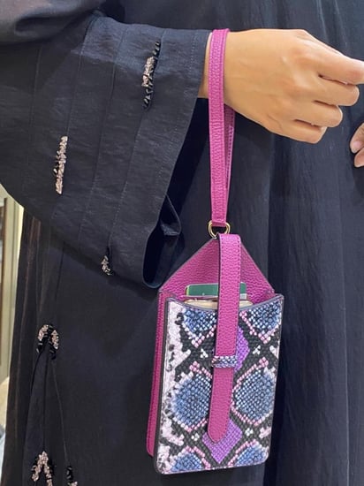 حامل جوال وعدد من البطايق