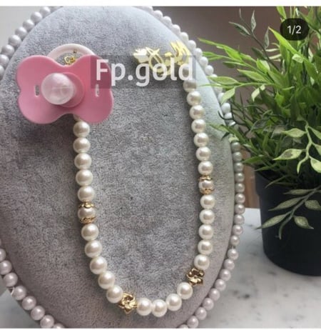 بروش اسم مع فراشه مع تعليقه لهايه لولو مع ورد بدون اللهايه