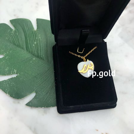 قلاد صدف قلب مطلي ذهب الاسم بالجهتين