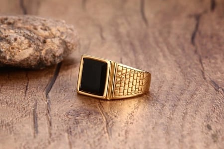خاتم رجالي ستانليس ستيل مطلي ذهب بتصميم مميز وحجر أسود لون ذهبي