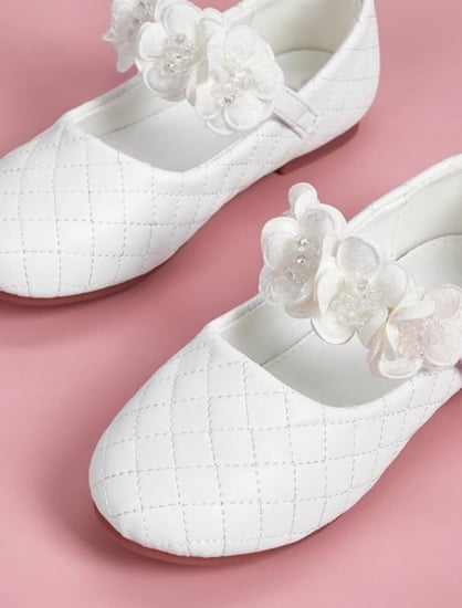 جزمه أطفال ابيض