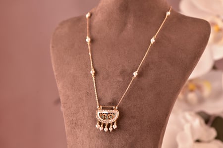 عقد ذهب مطعم بالصدف واللؤلؤ