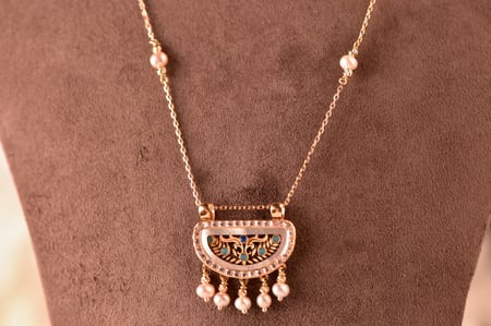 عقد ذهب مطعم بالصدف واللؤلؤ