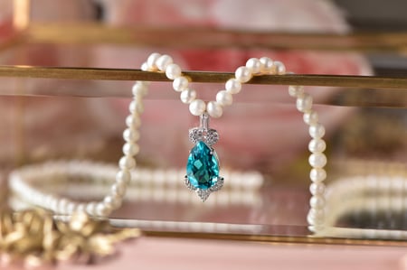 تعليقة فاخرة من الذهب الأبيض مع اللؤلؤ والأحجار الفاخرة