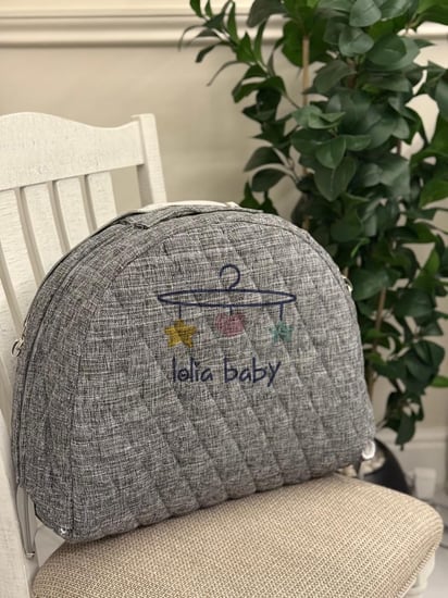 سرير متنقل رمادي ناعم مناسب للجنسين